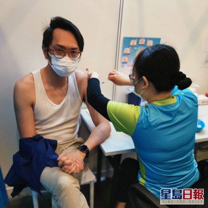 【维港会】陆颂雄着白色底衫打针 叶刘称要帮陈肇始买智能手表