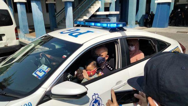 如愿坐上警车 7岁癌童逝世