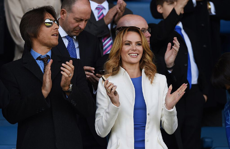 Proud Amanda Holden Raises Bottle Of Gin To Celebrate Everton S Historic Win Against Liverpool Nestia