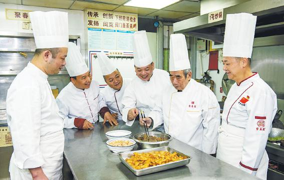 姚信锐：手工“採”五遍红糟才有灵魂