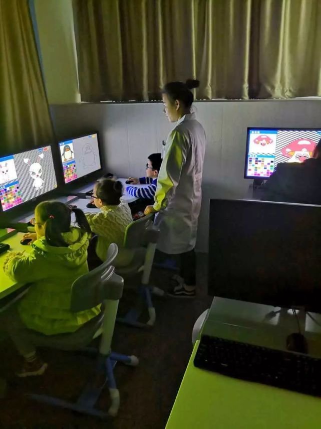 “斗鸡眼”一定是斜视吗？专家教你在家自测的方法