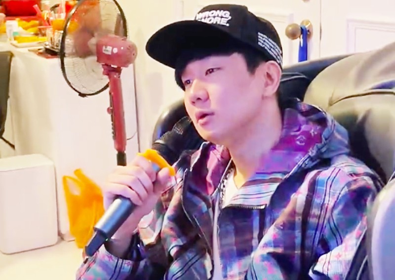 Sad: Superstar JJ Lin sings at home during CNY but nobody cares