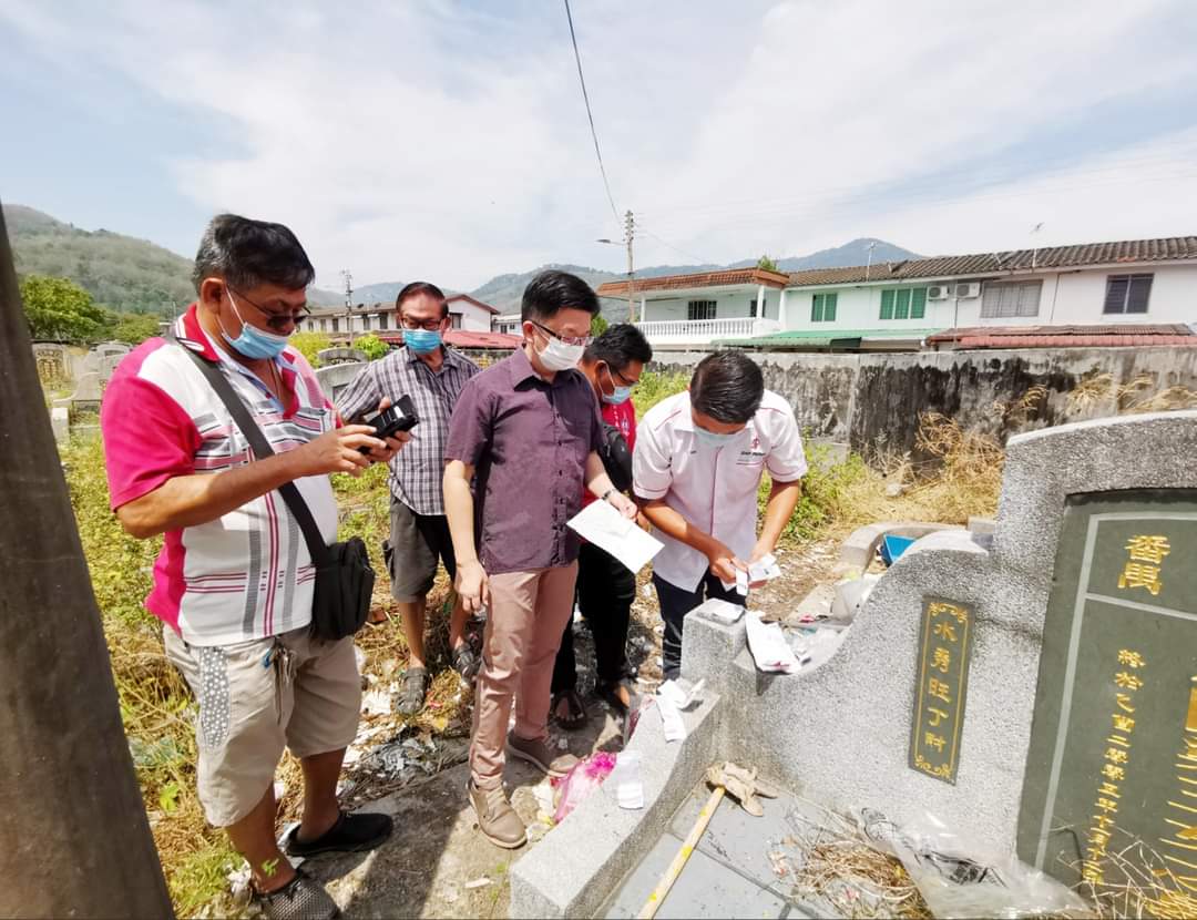 义山一座坟墓遭丢满垃圾　扔垃圾者疑患有精神病