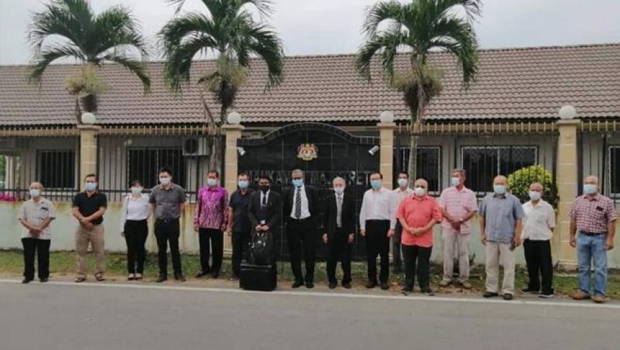 前年拉横幅反爪夷书法教学　8人被控非法集会