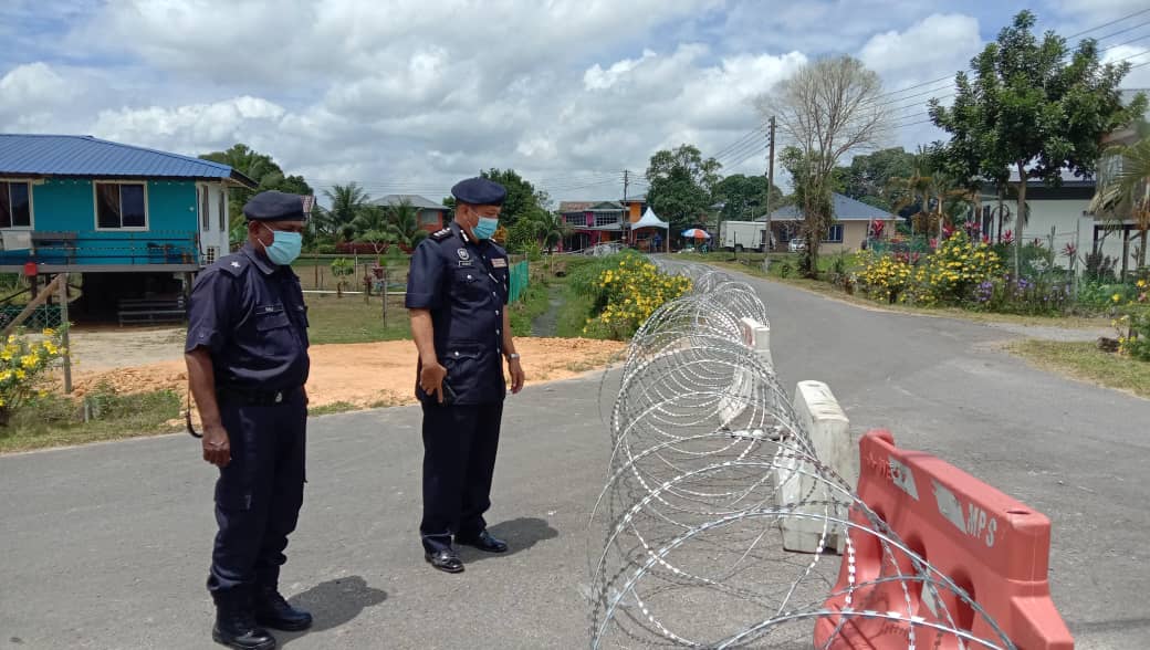 Police roadblocks in place at Phase 2 of Sentosa Resettlement Scheme for EMCO, residents cooperating