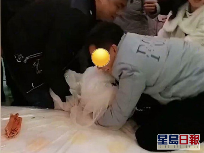 【低俗婚鬧】男宾客熊抱新娘压床上强吻 网民狠批新郎无动于衷