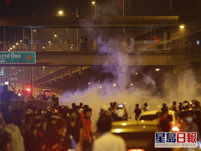 曼谷再有示威促泰王放弃兵权 警方用橡胶子弹催泪弹水炮驱散