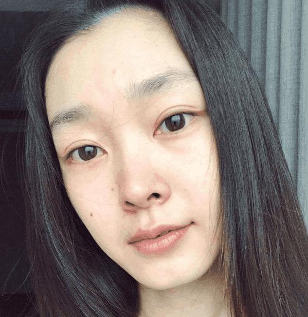 宋轶大胆发表素颜照，不怕高清镜头，卸妆后皮肤也非常水灵