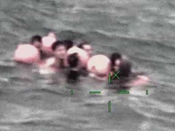 中国籍船只于日本沖绳海域翻船 7人获救3人失踪