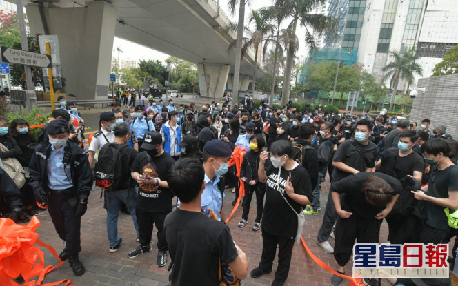 42人法院外涉群聚违口罩令接告票 男律师拒出示身分证被捕
