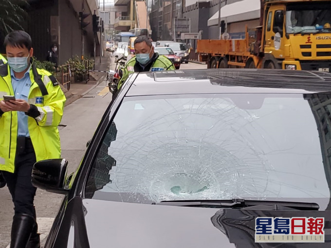 荔枝角道私家车撞倒冲灯单车男 向前冲十多米后堕地