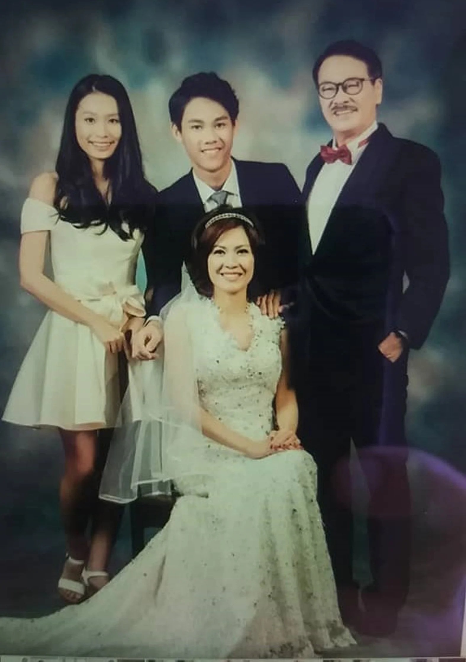 Netizen Shares Heartwarming Pics Of Ng Man Tat And His Wife In Memory Of The Late Star