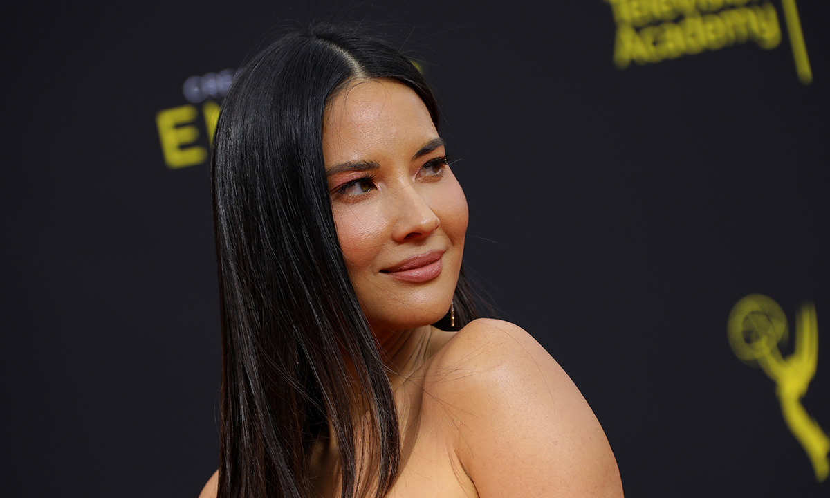 Olivia Munn scorches in tiny string bikini as she poses by the poolside