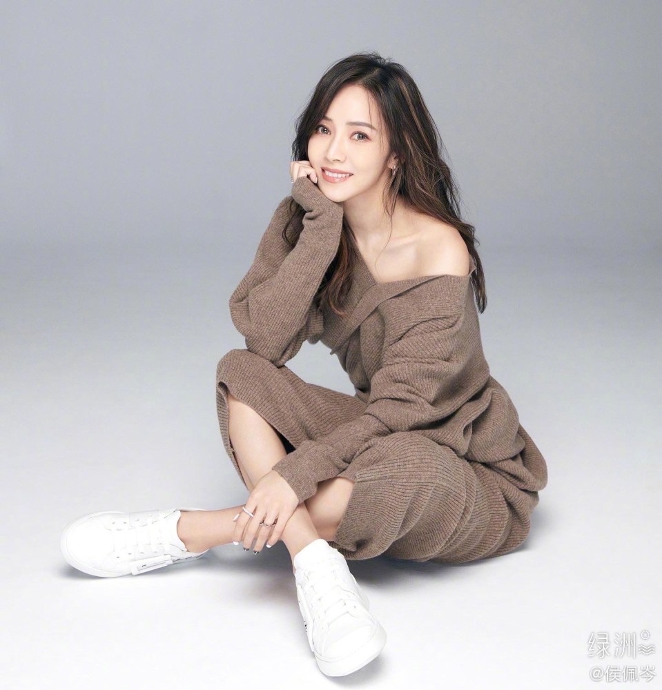 侯佩岑称"童年快乐"后道歉！母亲曾被生父原配痛斥