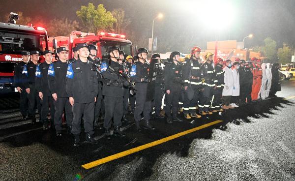 浙江警方举行反恐实兵实装演练：不打招呼，周末夜间临时发令
