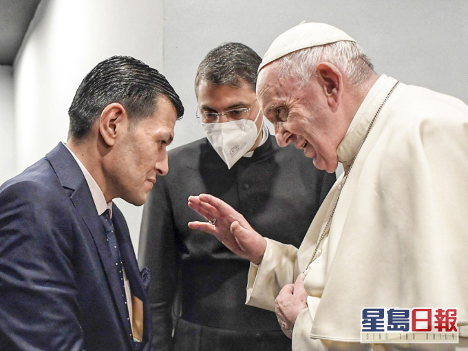 教宗方济各会见伏尸沙滩叙利亚难民男童父亲