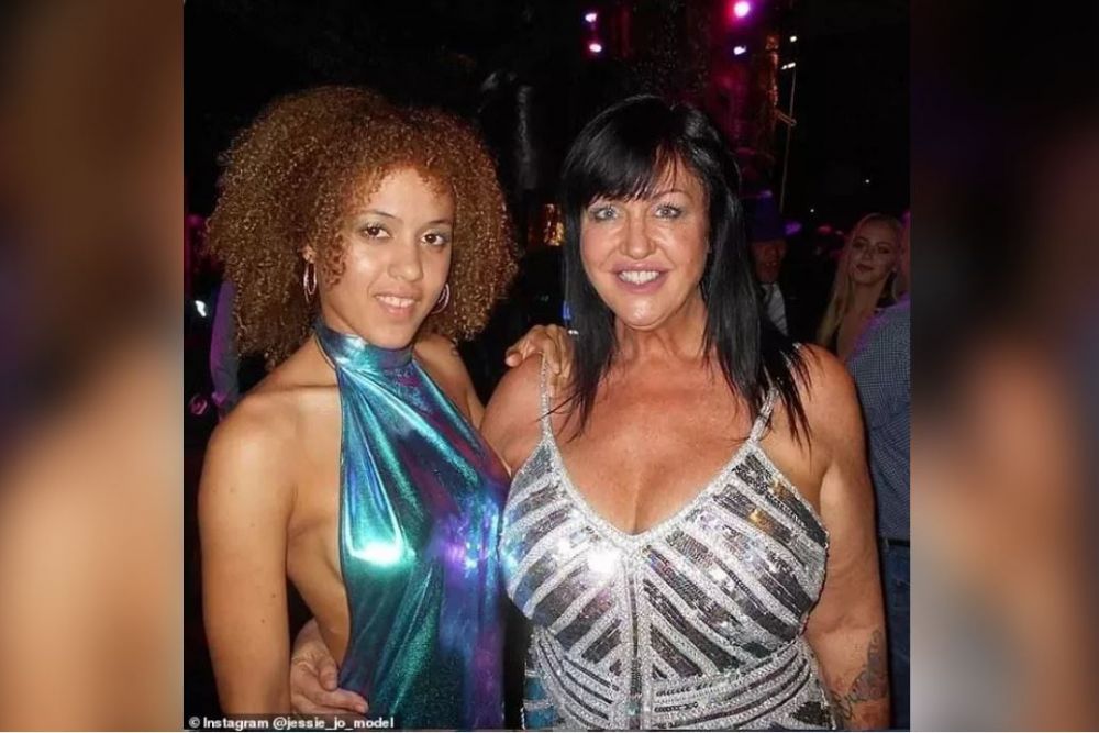 母拉女儿一起拍清凉写真周赚万元 网批：太病态了