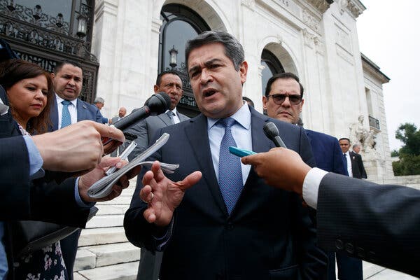 Fiscales dicen que el presidente hondureño prometió ayudar a inundar Estados Unidos con cocaína