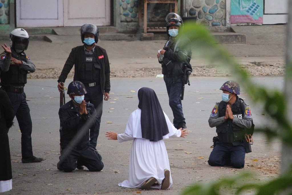 Nun kneels before Myanmar police, begging them not to hurt protesters