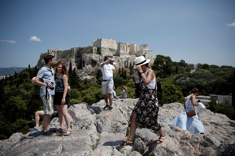 Greece to welcome vaccinated and Covid-negative tourists from May