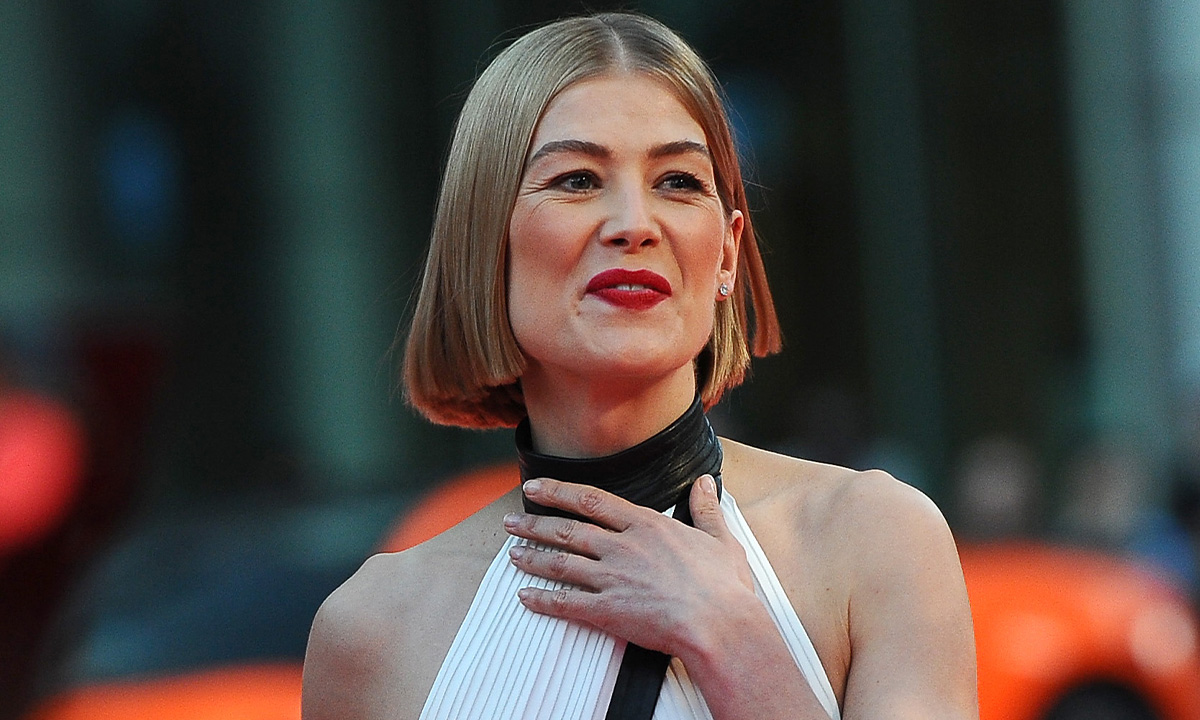 Rosamund Pike's shock home confession leaves fans in hysterics