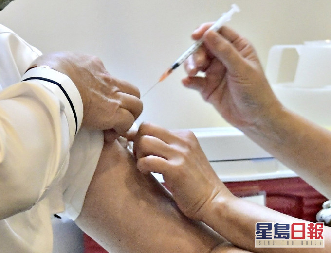 消息指67岁翁晕倒送院危殆 月初曾接种科兴疫苗