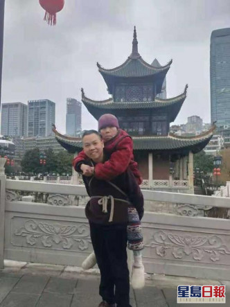 湖南大叔背81岁瘫痪母亲贵州旅游 感动无数网民