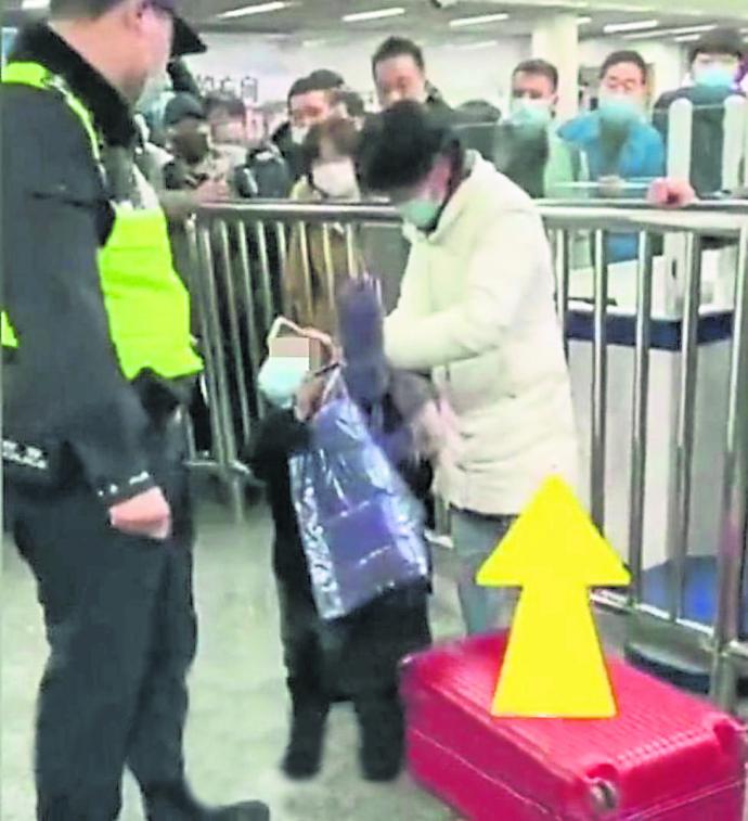 吵闹影响赶火车 虎妈怒塞女童进行李箱