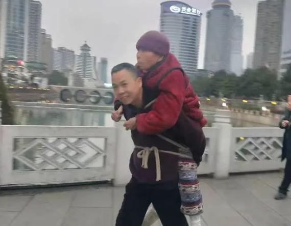 背81岁瘫痪母亲到贵州看猴，这位孝子刷屏了！