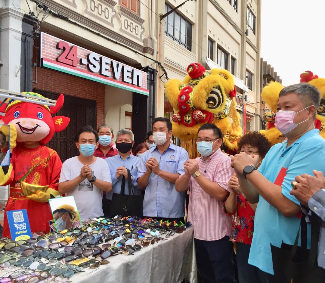 甲56华团代表拉队到访　实际行动“撑”鸡场街