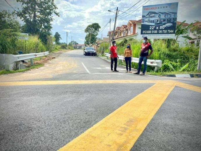 文丁数区扩路建墩防车祸