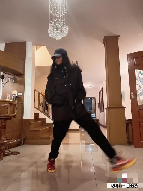 瞿颖穿着清凉庭院里热舞 光俩膀子太粗壮