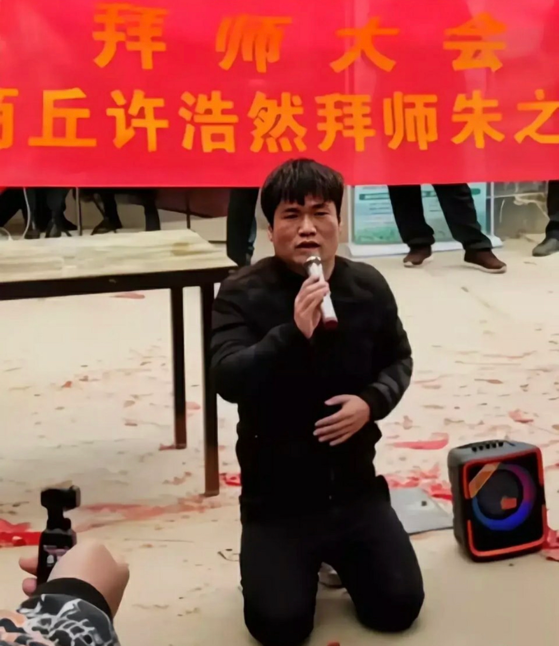 大衣哥拒收徒被报复，网红拿大铁锤砸门，引众人围观不敢拦（组图）