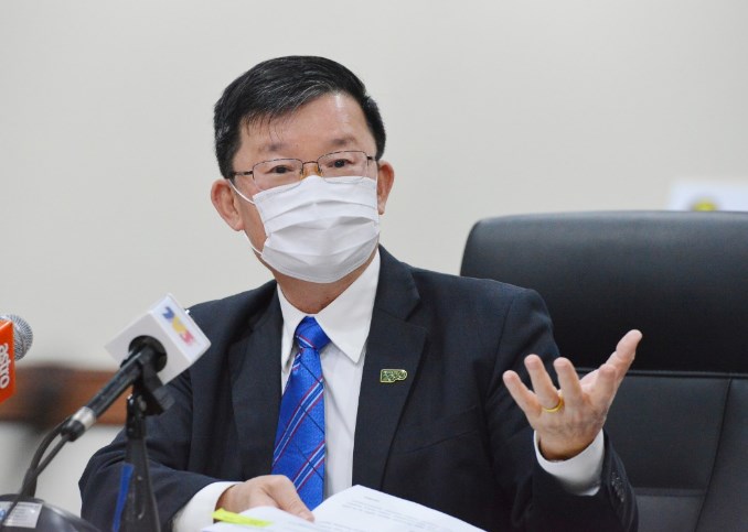 曹观友：教局需让有活跃病例学校 采取停课或居家教学