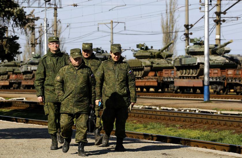 Nato demands Russia end Ukraine build-up, West examines options