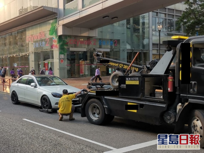 荃湾一连两日打击违泊 发967张牛肉乾拖走4车