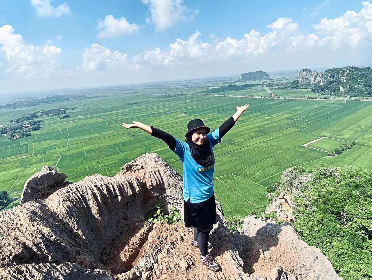 See a 'cloud carpet' at the top of Bukit Kodiang in Kedah