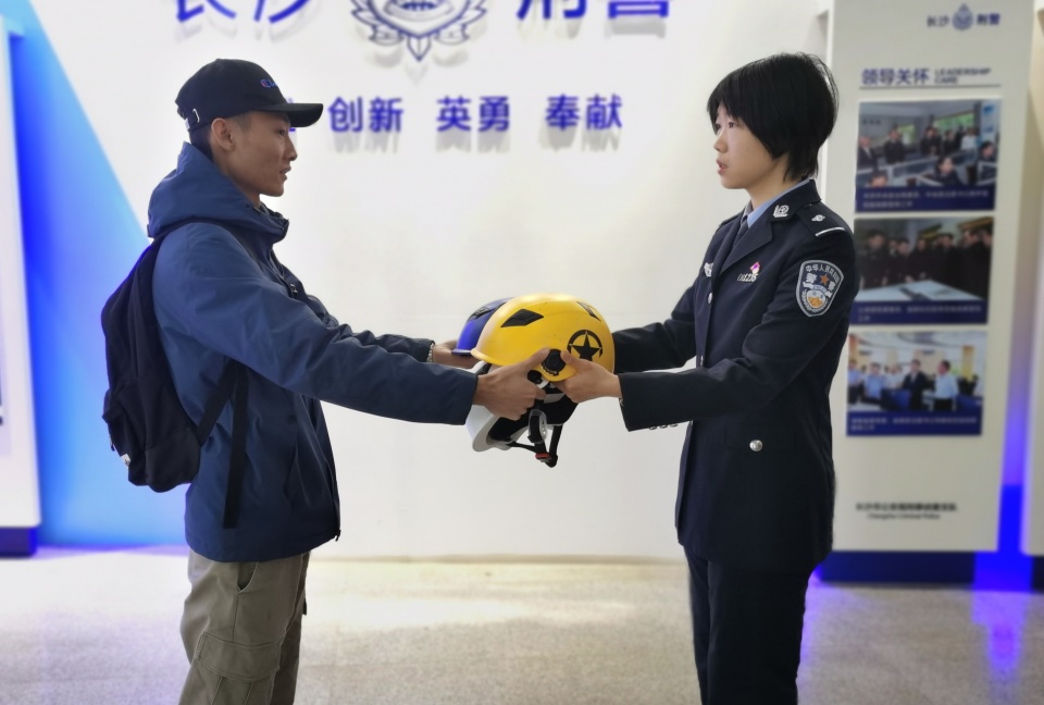 长沙3人盗窃共享电动车头盔被行拘，警方：有损文明城市形象