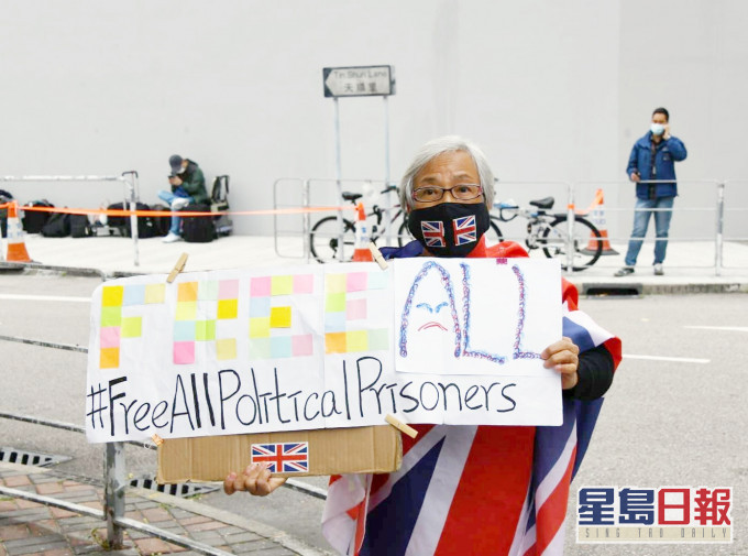 【潜逃台湾】8刑满港人完成移交 「王婆婆」到场声援