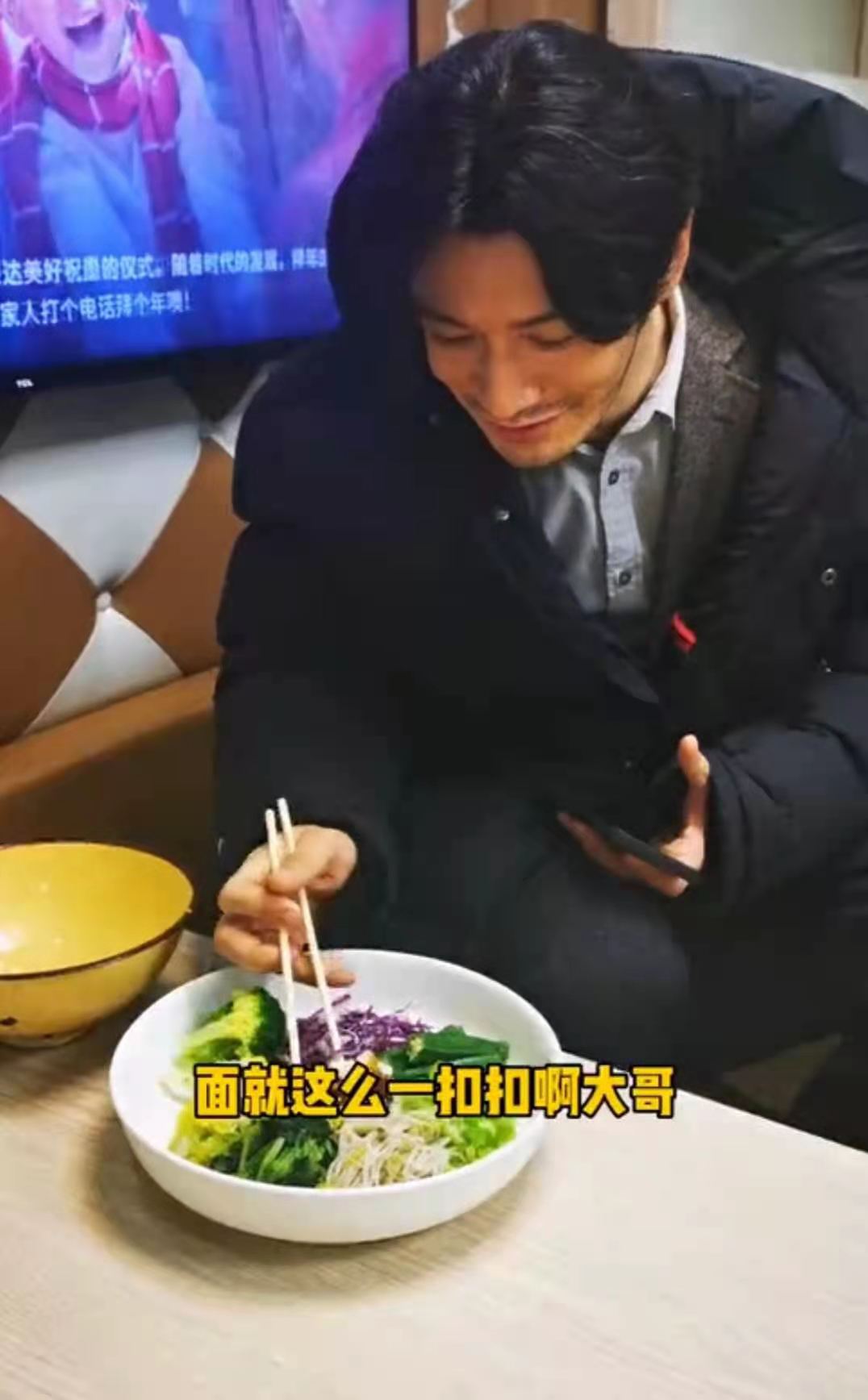 黄晓明减肥餐曝光！竟然全是菜还喝蔬菜汁，被指瘦得过头憔悴不少（视频/组图）