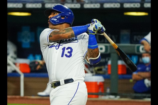 Royals C Salvador Perez agrees to four-year extension