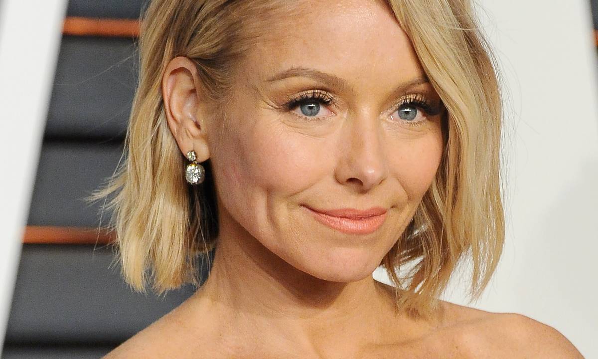 Kelly Ripa relaxes on the beach in celebratory photo to mark special occasion