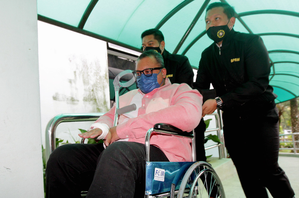 ‘Datuk Seri’ claims trial to soliciting RM300,000 bribe to help release Chinese nationals