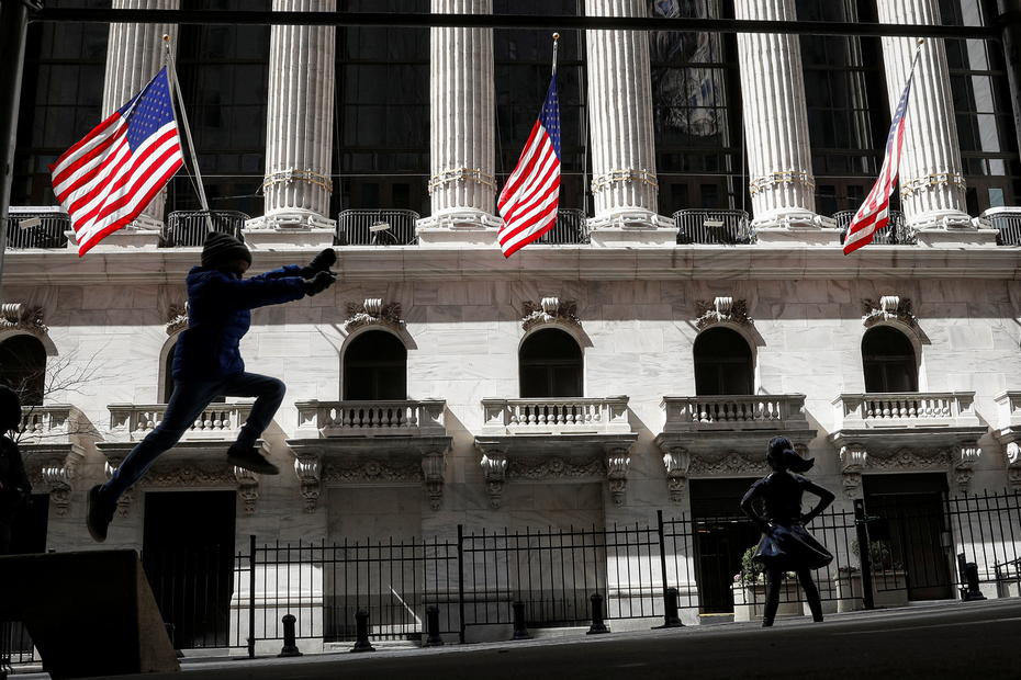 Futures rise as jobless claims expected to edge lower