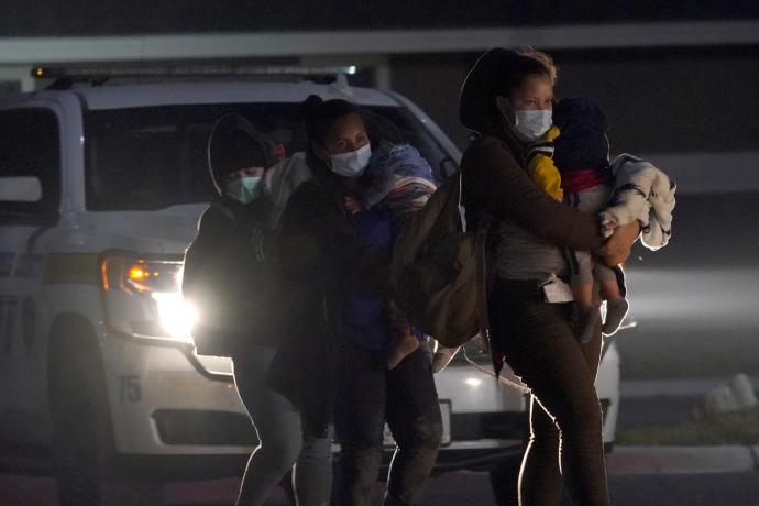 移民童染疫加剧边境危机 拜登派贺锦丽挑大梁