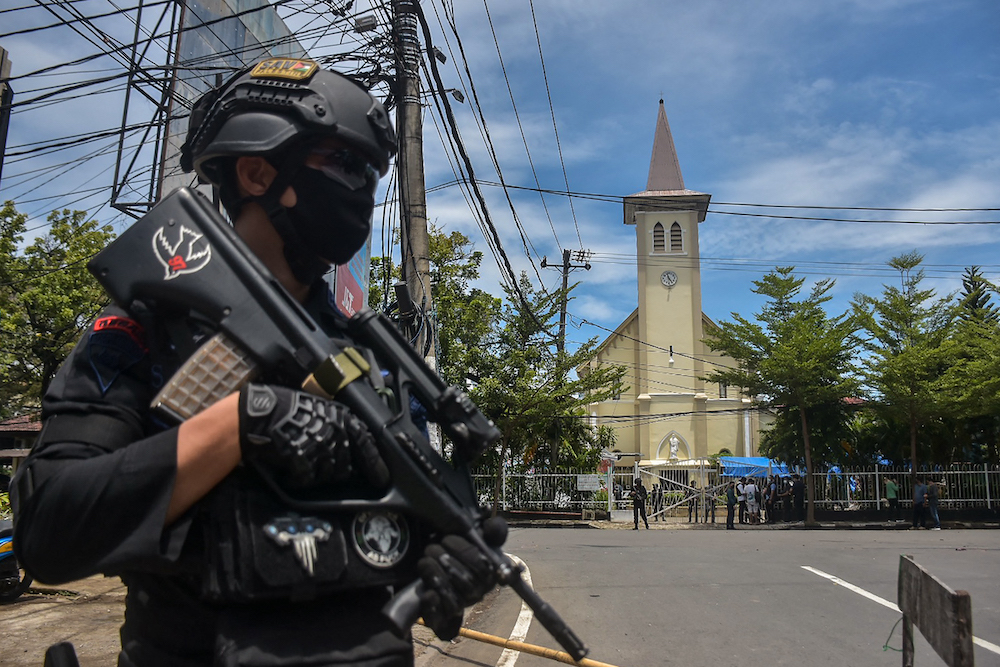 Suspected suicide bomber at Indonesia church wounds several