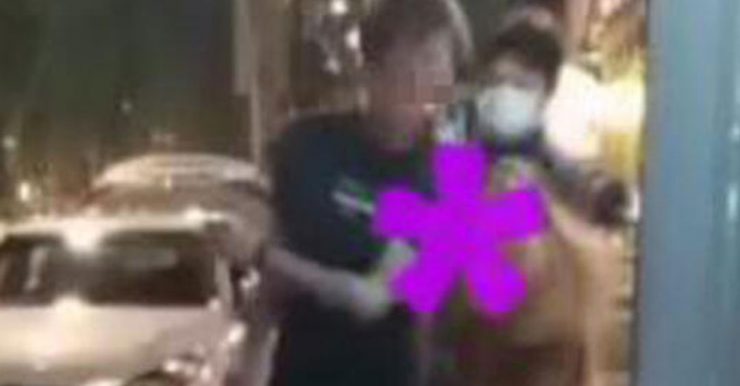 男子警察前掌掴女友 被捕时喊“你知道我妈妈是谁吗？”