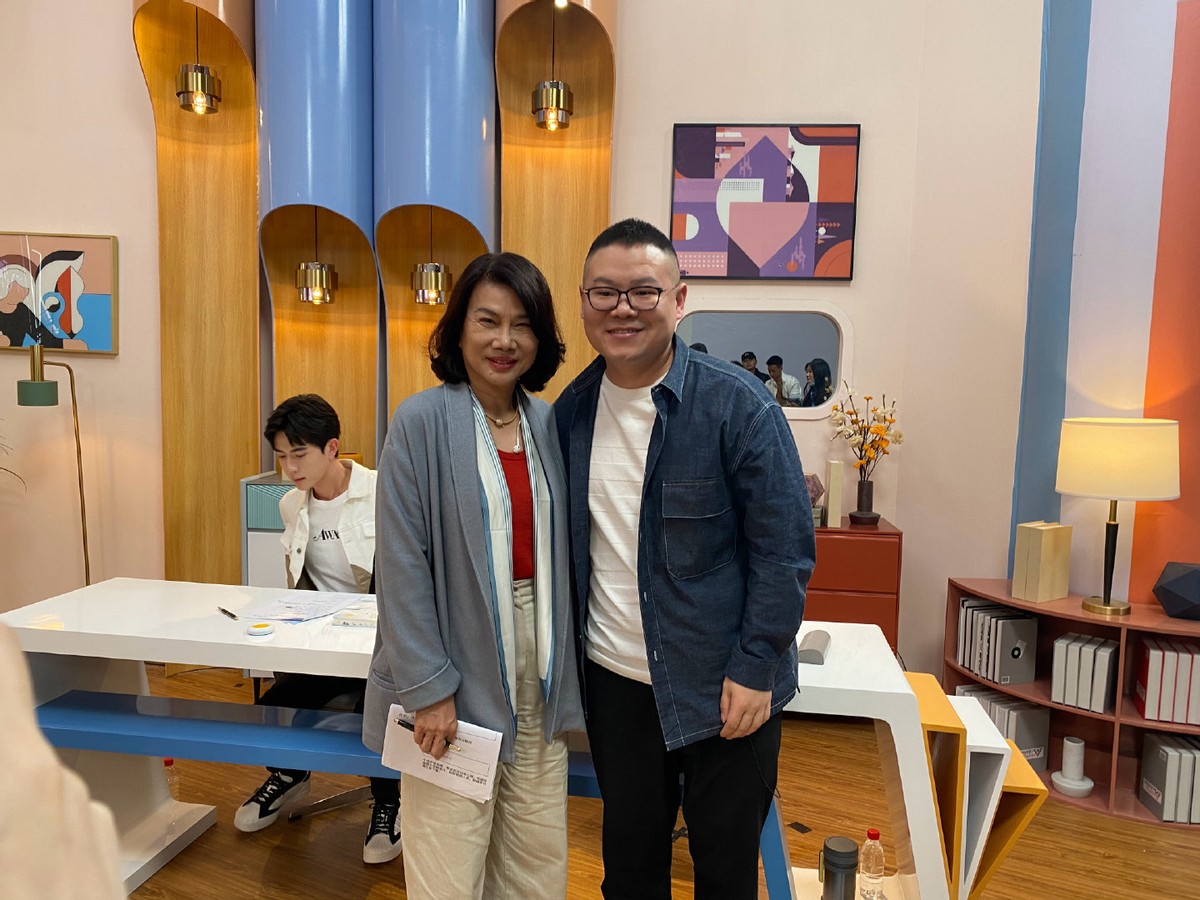 岳云鹏晒与董明珠合照，两人眯眯眼超相似（组图）