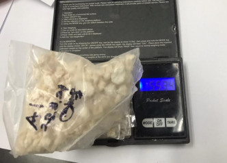 马来西亚兄弟家中吸毒 母持刀挡门前图阻执法人员