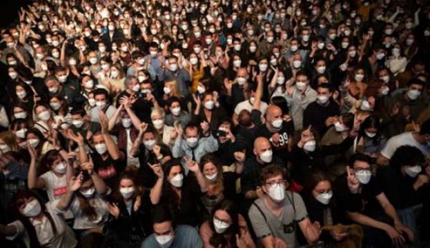 西班牙疫下首办5000人演唱会　试验检疫成效